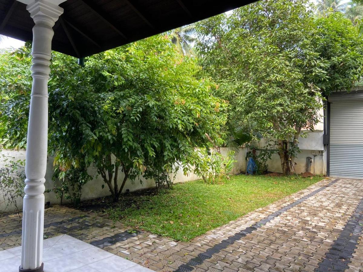 Villa Senan - 2 Apartments - Mirissa Buitenkant foto